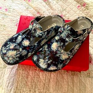 Alegria clogs